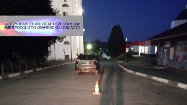 В Лежневе выходившая из-за автобуса девочка попала под машину